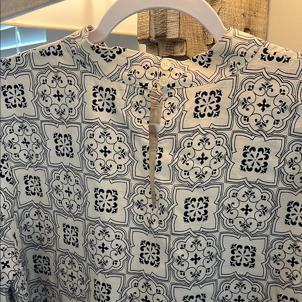 Patterned Blouse with Back Keyhole Closure - Picture 5 of 6